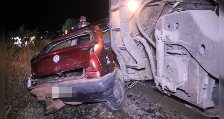 De acordo com informações apuradas no local, o trem acabou atingindo o veículo no lado do passageiro.