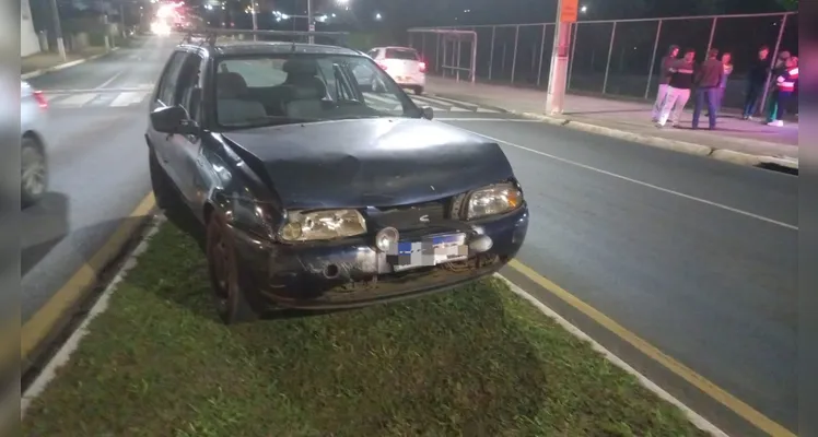 Gol e Ford Fiesta se envolvem em acidente na rotatória da UEPG