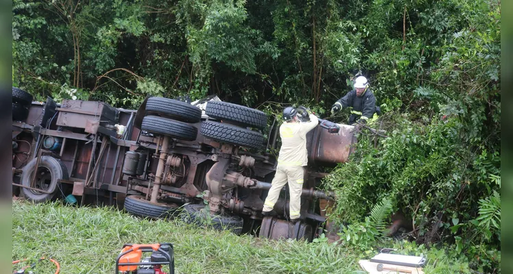 Caminhão carregava frutas e verduras. Vítima fatal ficou presa entre as ferragens e o homem ferido foi ejetado do veículo -