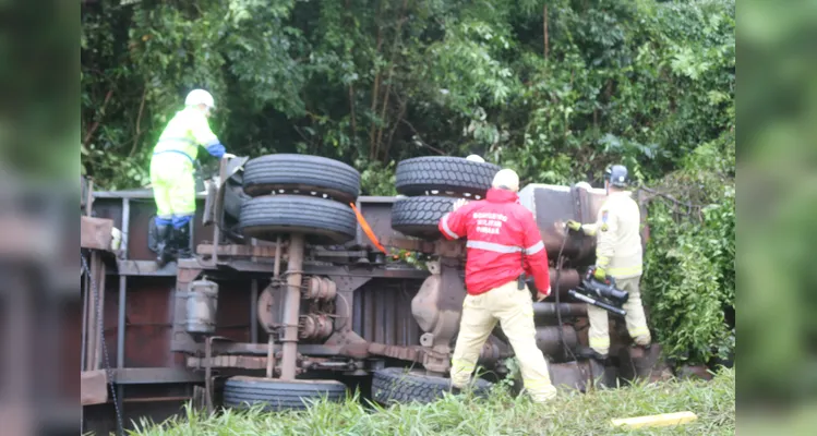 Caminhão carregava frutas e verduras. Vítima fatal ficou presa entre as ferragens e o homem ferido foi ejetado do veículo -