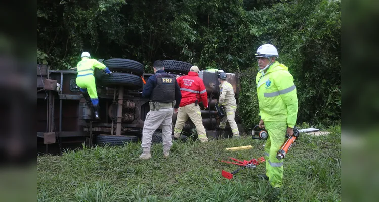 Caminhão carregava frutas e verduras. Vítima fatal ficou presa entre as ferragens e o homem ferido foi ejetado do veículo -