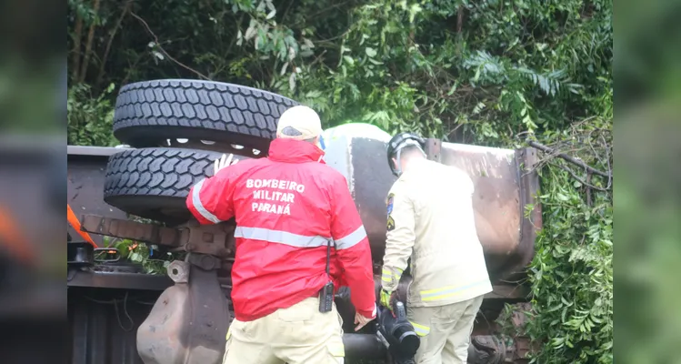 Caminhão carregava frutas e verduras. Vítima fatal ficou presa entre as ferragens e o homem ferido foi ejetado do veículo -