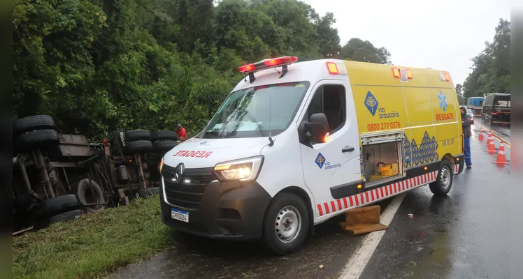 Caminhão carregava frutas e verduras. Vítima fatal ficou presa entre as ferragens e o homem ferido foi ejetado do veículo -