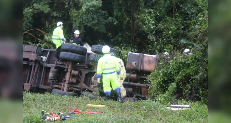 Caminhão seguia de Curitiba a Guarapuava, quando por volta das 16h, no km 189 da rodovia, houve o acidente de trânsito -