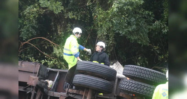 Caminhão seguia de Curitiba a Guarapuava, quando por volta das 16h, no km 189 da rodovia, houve o acidente de trânsito -