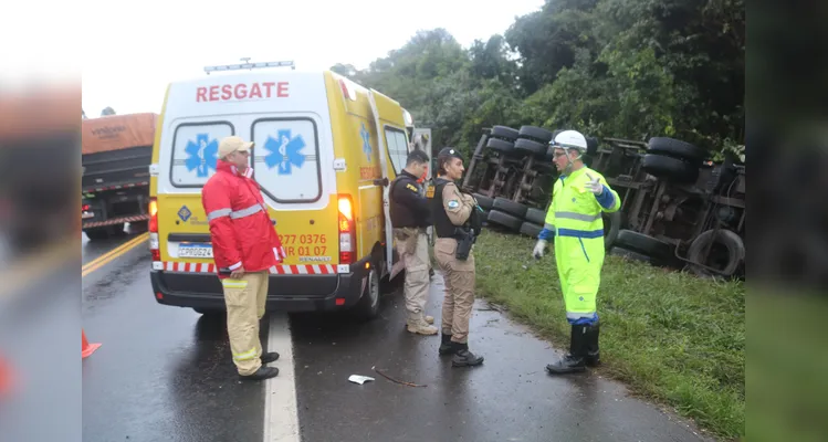 Caminhão seguia de Curitiba a Guarapuava, quando por volta das 16h, no km 189 da rodovia, houve o acidente de trânsito -