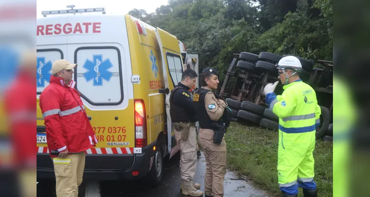 Caminhão seguia de Curitiba a Guarapuava, quando por volta das 16h, no km 189 da rodovia, houve o acidente de trânsito -