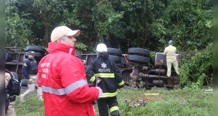 Caminhão seguia de Curitiba a Guarapuava, quando por volta das 16h, no km 189 da rodovia, houve o acidente de trânsito -