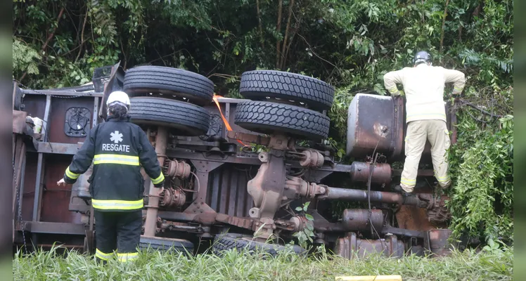 Caminhão seguia de Curitiba a Guarapuava, quando por volta das 16h, no km 189 da rodovia, houve o acidente de trânsito -