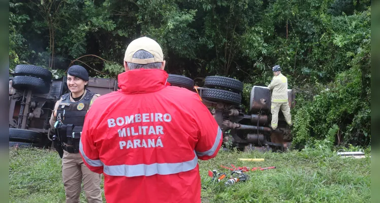 Caminhão seguia de Curitiba a Guarapuava, quando por volta das 16h, no km 189 da rodovia, houve o acidente de trânsito -