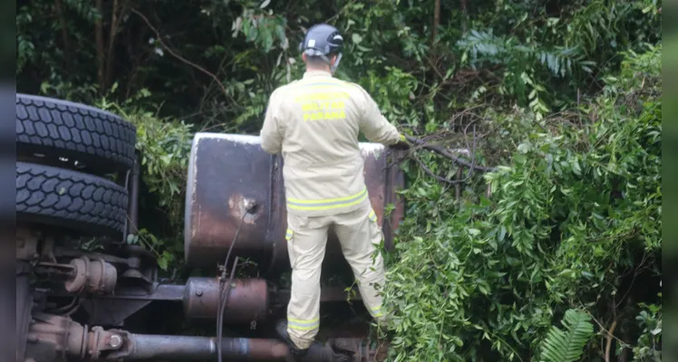 Caminhão seguia de Curitiba a Guarapuava, quando por volta das 16h, no km 189 da rodovia, houve o acidente de trânsito -