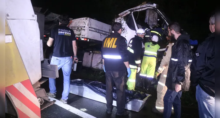 Acidente ocorreu às 16h, contudo o trabalho das equipes de resgate e policiais que trabalharam no caso se estendeu por horas -
