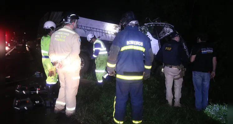 Acidente ocorreu às 16h, contudo o trabalho das equipes de resgate e policiais que trabalharam no caso se estendeu por horas -