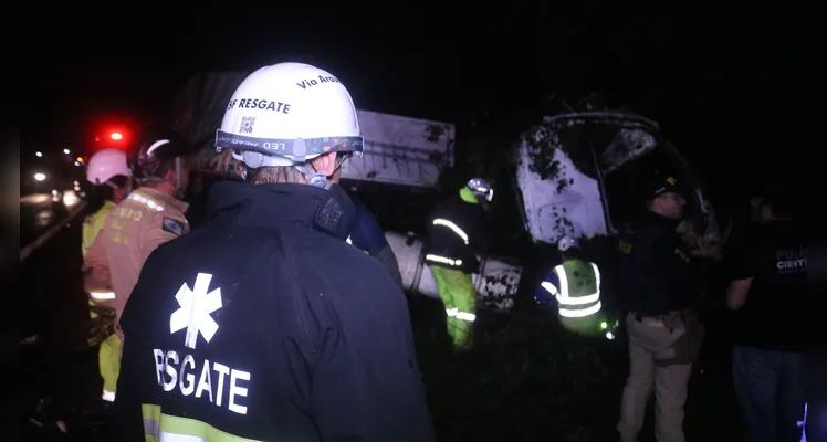 Acidente ocorreu às 16h, contudo o trabalho das equipes de resgate e policiais que trabalharam no caso se estendeu por horas -