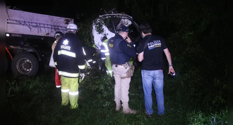 Acidente ocorreu às 16h, contudo o trabalho das equipes de resgate e policiais que trabalharam no caso se estendeu por horas -