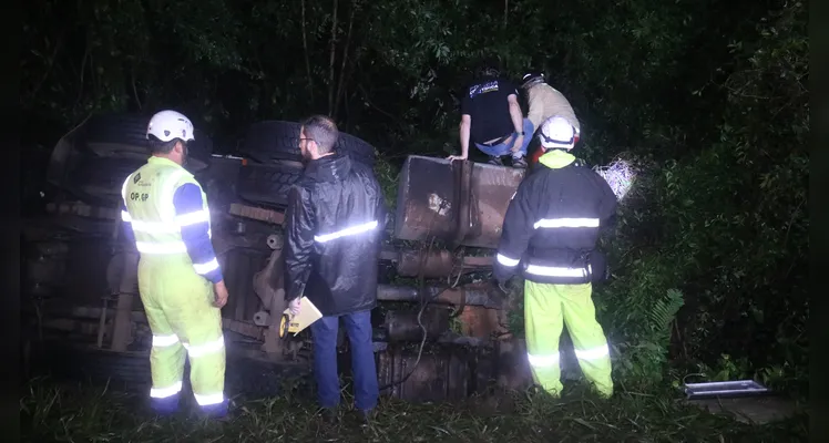 Acidente ocorreu às 16h, contudo o trabalho das equipes de resgate e policiais que trabalharam no caso se estendeu por horas -