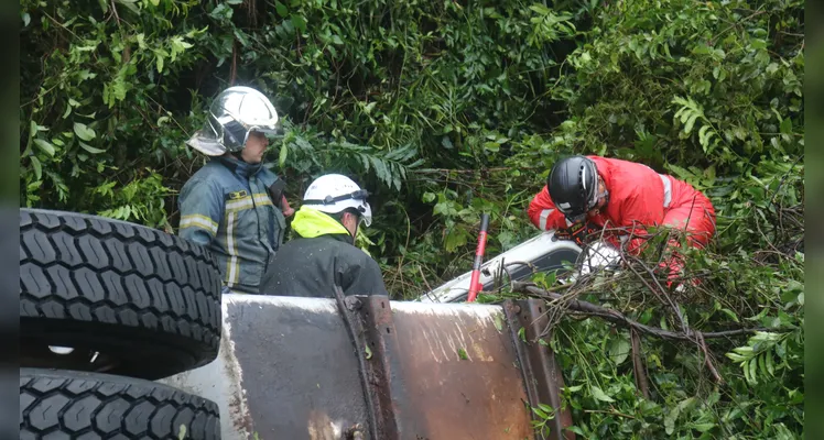 Caminhão carregava frutas e verduras. Vítima fatal ficou presa entre as ferragens e o homem ferido foi ejetado do veículo -