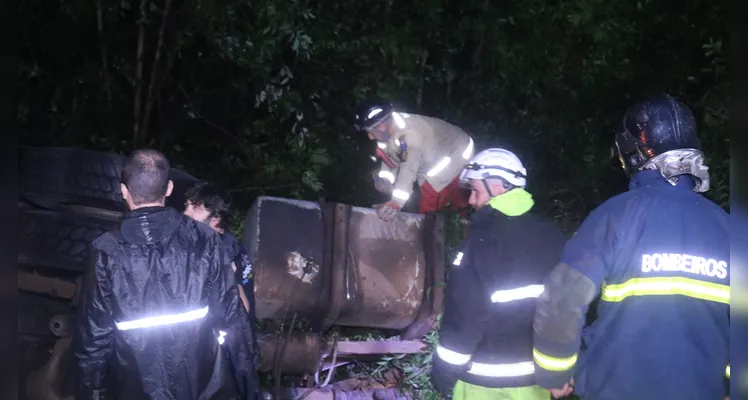 Acidente ocorreu às 16h, contudo o trabalho das equipes de resgate e policiais que trabalharam no caso se estendeu por horas -