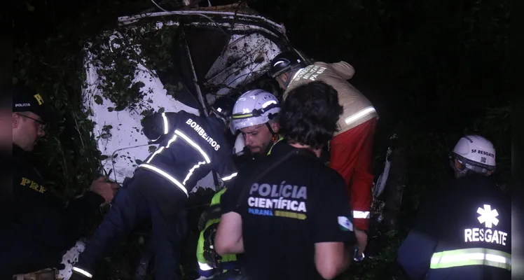 Acidente ocorreu às 16h, contudo o trabalho das equipes de resgate e policiais que trabalharam no caso se estendeu por horas -