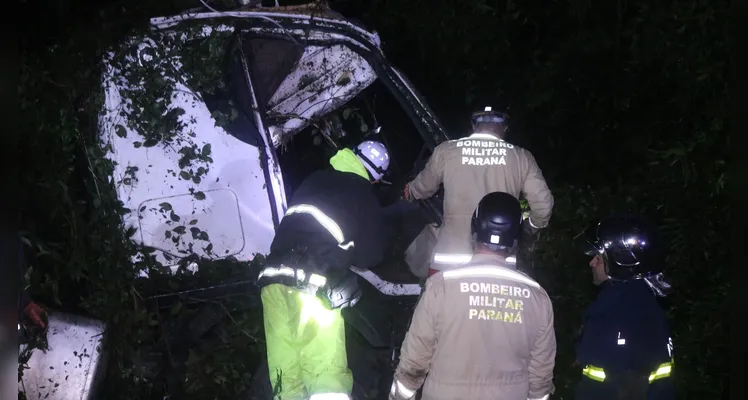 Acidente ocorreu às 16h, contudo o trabalho das equipes de resgate e policiais que trabalharam no caso se estendeu por horas -