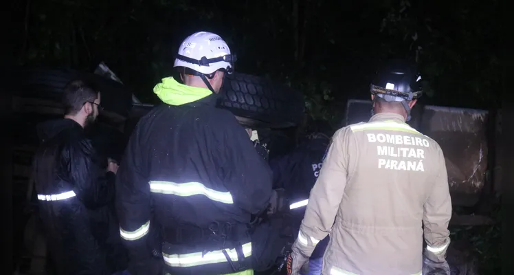 Acidente ocorreu às 16h, contudo o trabalho das equipes de resgate e policiais que trabalharam no caso se estendeu por horas -