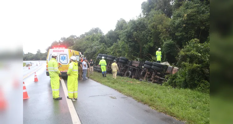 Caminhão carregava frutas e verduras. Vítima fatal ficou presa entre as ferragens e o homem ferido foi ejetado do veículo -