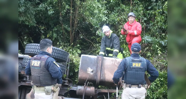 Acidente ocorreu às 16h, contudo o trabalho das equipes de resgate e policiais que trabalharam no caso se estendeu por horas -