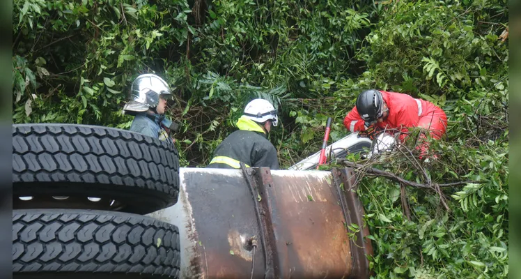 Caminhão carregava frutas e verduras. Vítima fatal ficou presa entre as ferragens e o homem ferido foi ejetado do veículo -