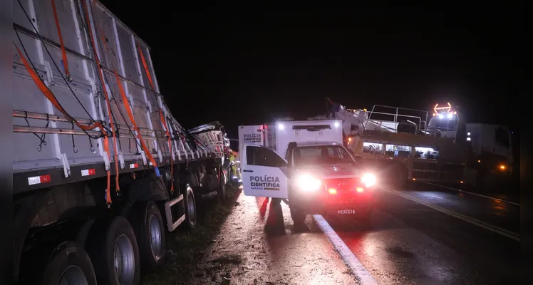 Corpo da vítima fatal foi recolhido pela Polícia Científica -