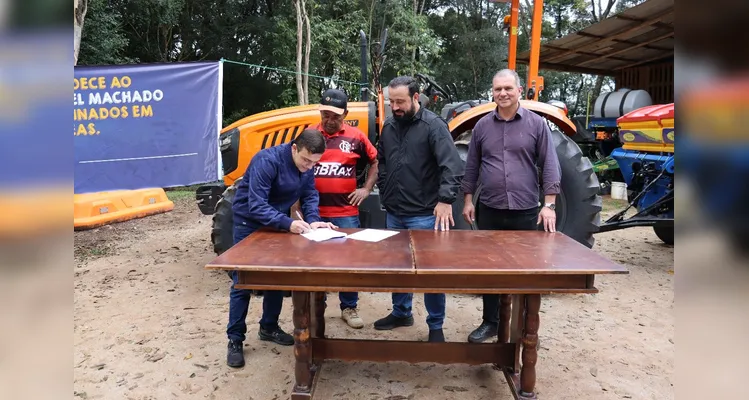 Além dos veículos urbanos, também foi entregue um trator agrícola 4x4, com 75 cavalos de potência.