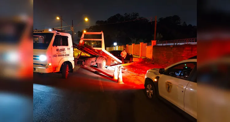 Veículo perde o controle e colide contra poste na Colônia Dona Luiza