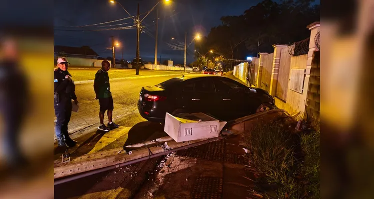 Veículo perde o controle e colide contra poste na Colônia Dona Luiza