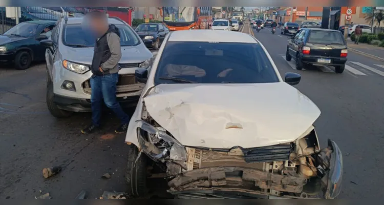 Acidente deixa carros danificados na Avenida Carlos Cavalcanti