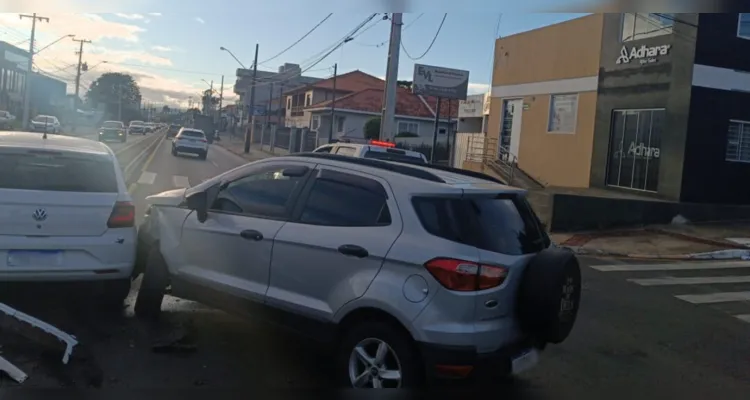 Acidente entre dois veículos deixa carros destruídos em PG