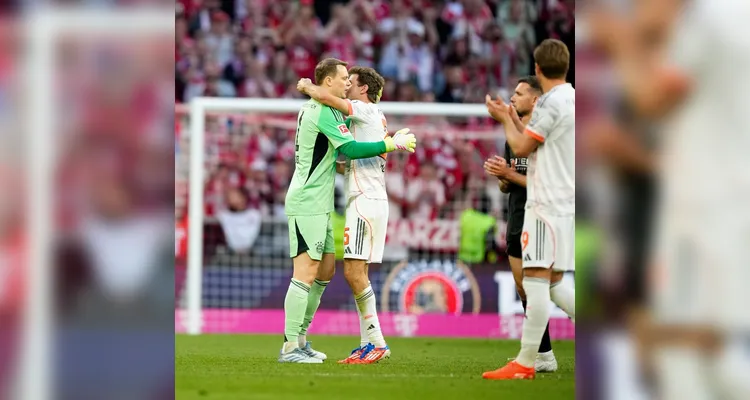 Müller abraça Manuel Neuer. Ambos são considerados símbolos de uma das gerações mais vitoriosas da história do Bayern de Munique -
