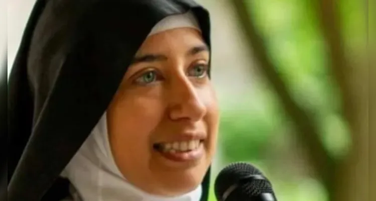 Veja imagens de freira brasileira demitida por ser 'bonita demais'