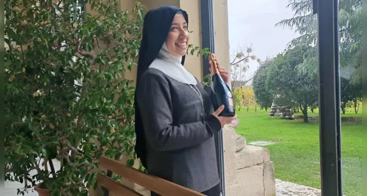 Veja imagens de freira brasileira demitida por ser 'bonita demais'