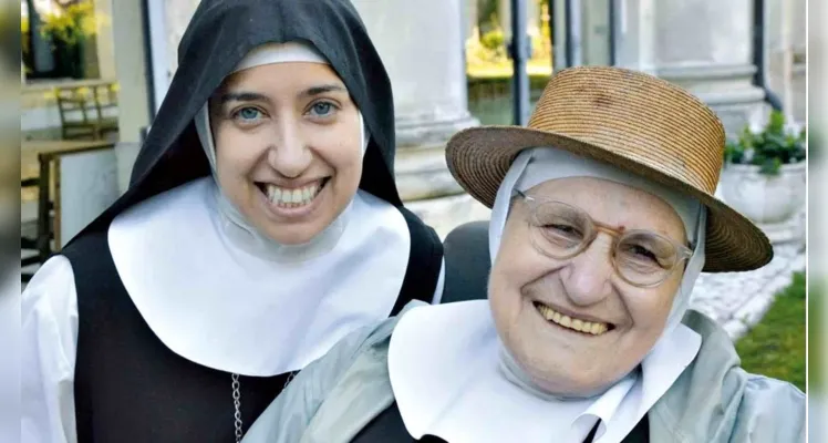 Veja imagens de freira brasileira demitida por ser 'bonita demais'