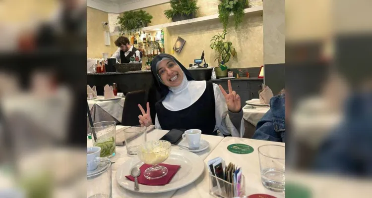 Veja imagens de freira brasileira demitida por ser 'bonita demais'