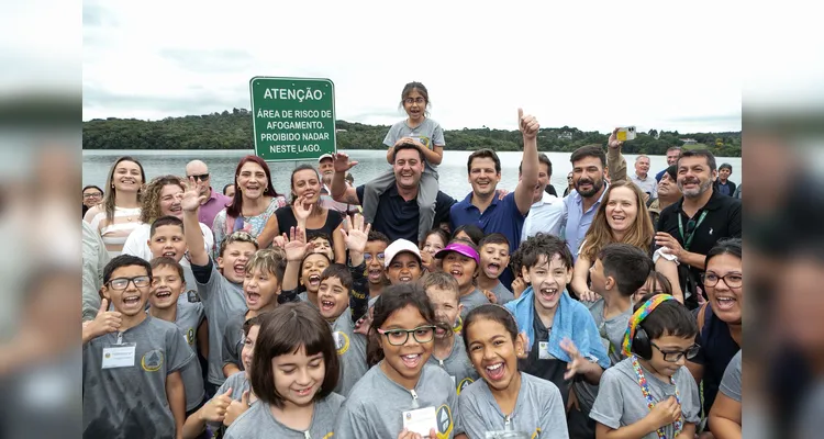 O governador Carlos Massa Ratinho Junior participa da soltura de peixes no Parque Passauna