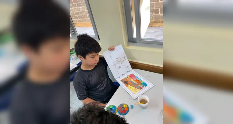 Os alunos realizaram a confecção de cataventos e realizaram um trabalho com obras inspiradas em uma produção do artista Ivan Cruz.