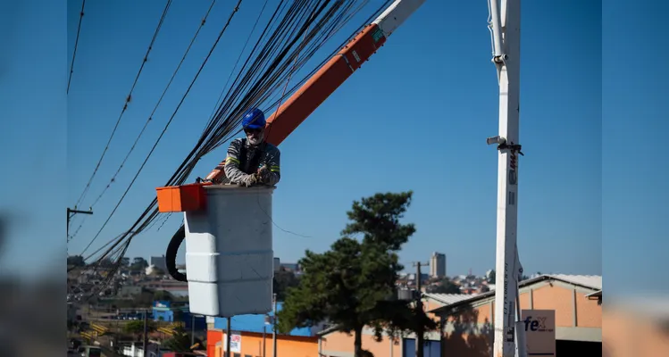 Funcionários da Copel fazem a retirada de fios sem utilidade dos postes no bairro Santa Paula |