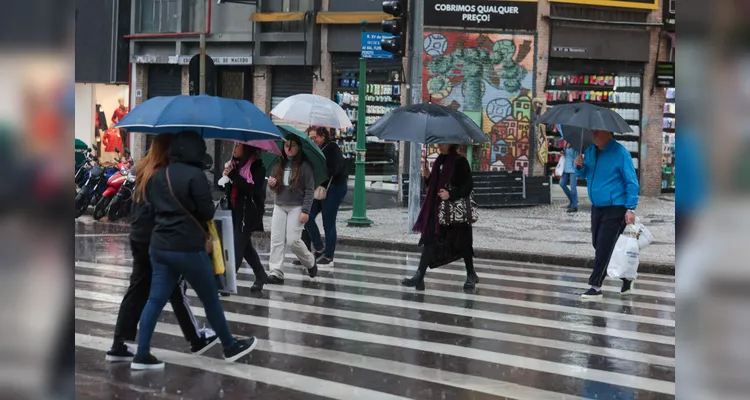 Paraná registra raios e granizo: chuva diminui na sexta, mas ganha força no fim de semana