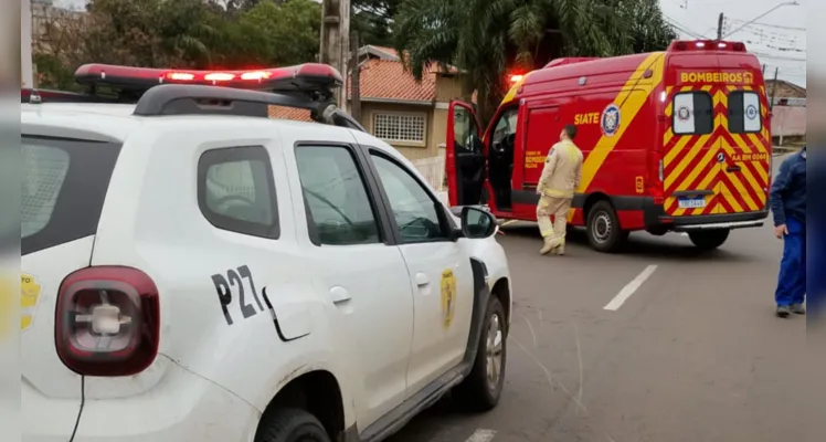 Motociclista perde o controle e atinge veículo estacionado em Oficinas