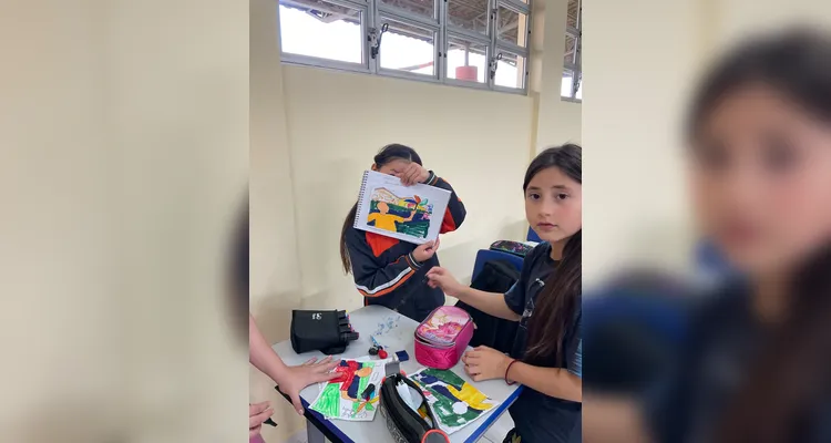 Os alunos realizaram a confecção de cataventos e realizaram um trabalho com obras inspiradas em uma produção do artista Ivan Cruz.