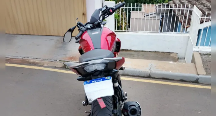 Motociclista perde o controle e atinge veículo estacionado em Oficinas