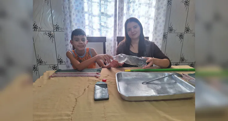 A turma utilizou materiais recicláveis para a confecção de bonecos para um teatro e na montagem de organizadores de fios e cabos para suas casas.