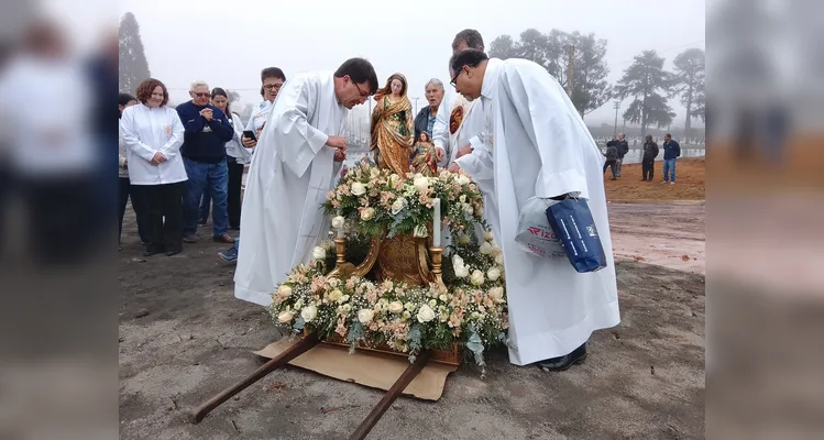 Centenas de fiéis católicos foram receber a avó de Jesus, padroeira de Castro.