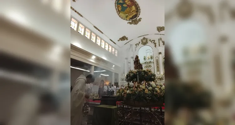 Centenas de fiéis católicos foram receber a avó de Jesus, padroeira de Castro.