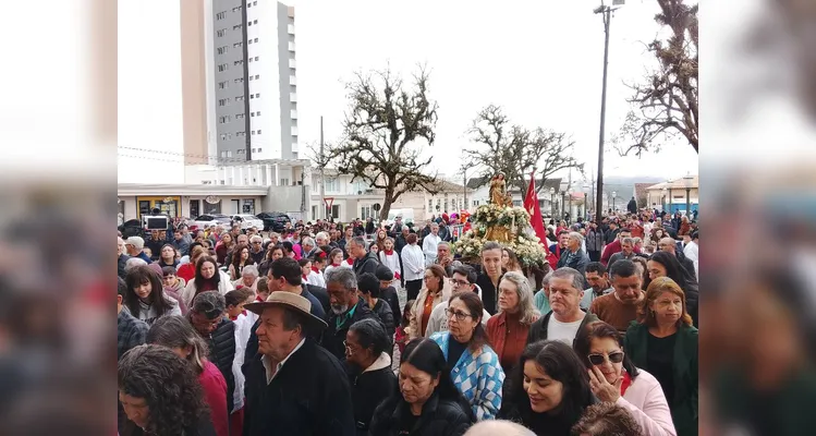 Centenas de fiéis católicos foram receber a avó de Jesus, padroeira de Castro.